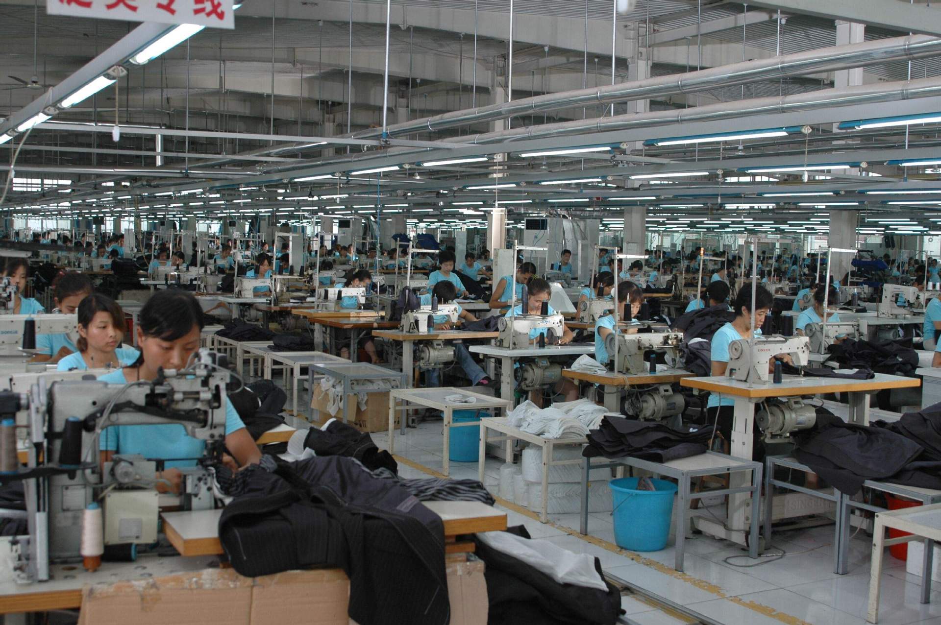 源頭實力工廠常年生產(chǎn)女士吊帶背心可來圖來樣加工訂制