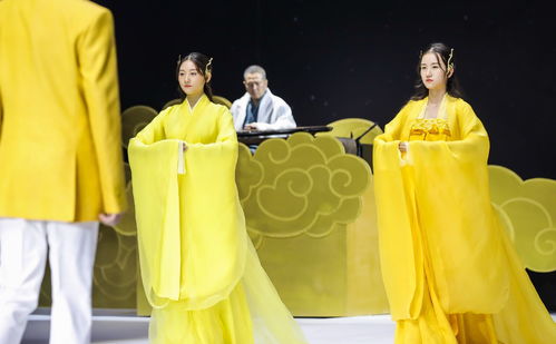 巴黎時(shí)裝不算什么,當(dāng)中國(guó)漢服走上國(guó)際時(shí)裝周,外國(guó)人都被驚艷了 素錦青衫